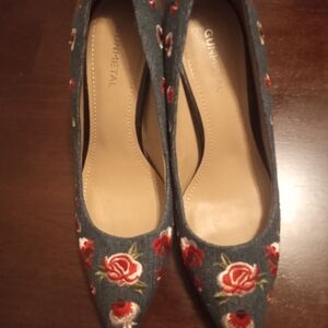 Women's Floral Embroidered   Denim Heels  Size 7